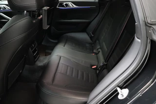 BMW 4 Serie Gran Coupé 420i High Executive M Sport Pakket Automaat  / Live Cockpit Professional / Schuif-/kanteldak / Leder / DAB / Stoelverwarming / 19 Inch / Shadow Line / Active Cruise Control / LED / M Sportremsysteem / Achteruitrijcamera / Extra Getint Glas / 16