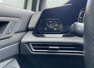 Volkswagen Golf 1.5 eTSI R-Line AUT  | dealer onderh. | panoramadak | stoel-/stuurverw. | keyless | trekhaak | carplay / 26