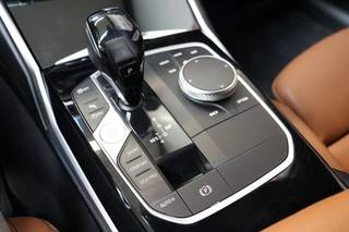 BMW 3 Serie Sedan 318i High Executive Luxury Line Automaat  / Live Cockpit Professional / Trekhaak / Stoelverwarming voor+achter / Achteruitrijcamera / Harman Kardon / Stuurverwarming / LED / Ambiance Verlichting / DAB / Sportstoelen / 20