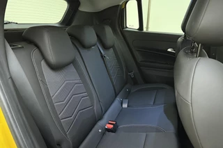 Jeep Avenger 1.2 e-Hybrid Summit Automaat | JBL Soundsystem | Navigatie | Elektrische achterklep | Keylee | Climate control | Camera | Draadloze telefoonlader / 18