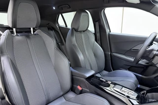 Peugeot e-2008 EV GT 54 kWh | Achteruitrijcamera | Dakrails | Cruise control | Climate control | Navigatie | Stof/lederen bekleding | 16" lichtmetalen velgen | Apple/Android carplay | 400km WLTP | 100% Elektrisch / 14