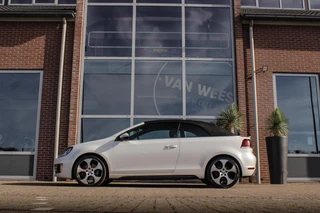 Volkswagen Golf Cabrio 2.0 TSI GTI | 2e eigenaar | DSG | Xenon | Stoelverwarming | Climatronic | Cruise control | Navigatie | Bluetooth | PDC | 18 inch Detroit | Origineel / 40