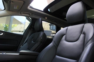 Volvo XC60 2.0 T8 Ultra Bright  | Facelift | Luchtvering | Massage | H/K | Head-Up / 48