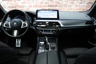 BMW 5 Serie Touring 530e High Executive M Sport Pakket Automaat  / Live Cockpit Professional / SOH 87% / Panoramadak / Trekhaak / Driving Assistant Professional / Comfortstoelen / Laserlight / Head-Up Display / Adaptief Onderstel / DAB / Parking Assistant / Hifi / 20