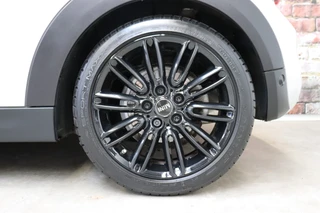 MINI Cooper S Cabrio Chili Automaat  / Navigatiesysteem / Leder / Climate Control / Harman Kardon / Parkeersensoren / LED / Sportstoelen / Windscherm / Cruise Control / 17 Inch / Lichtpakket / Bluetooth / 15