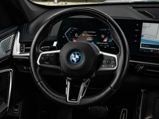 BMW iX1 eDrive20 67 kWh M Sport | SOH 100% | Trekhaak | Harman/Kardon | Keyless | LED | Camera | Navigatie | 18" / 17