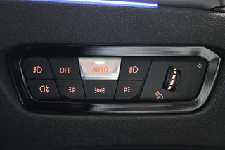 BMW 3 Serie Sedan 320i Executive Sport Line Automaat  / Live Cockpit Professional / M Sportstuurwiel / Shadow Line / 19 Inch / Climate Control / Sportstoelen / Bluetooth / Neerklapbare Achterbank / LED / Parkeersensoren voor+achter / 24