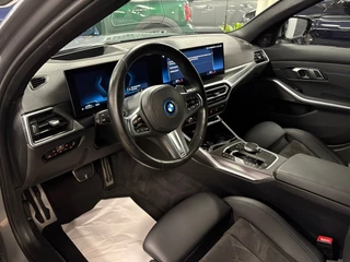 BMW 3-serie Touring 330e xDrive M-pakket facelift / Panorama-dak / head-up / 360 camera / Harman-Kardon / 18