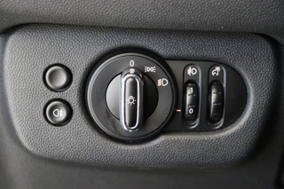 MINI Clubman Cooper Business  / Navigatiesysteem / Bluetooth / Airconditioning / Audio / 17 Inch / Cruise Control / 25