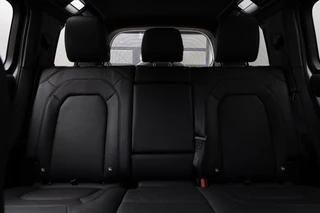 Land Rover | Defender 3.0 D250 110 MHEV SE | Luchtvering | Groot Infotainmentscherm | Premium Audio by Meridian | Black Pack | FULL LED | / 15