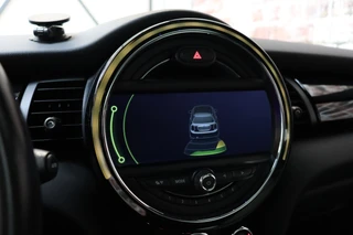 MINI Cooper Hatchback Chili Business 3 deurs  / Navigatiesysteem Professional / Panoramadak / LED / Climate Control / Parkeersensoren / Sportstoelen / Cruise Control / Bluetooth / 17 Inch / Chrome Line / Lichtpakket / Extra Getint Glas / 22