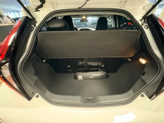 Toyota Aygo X 1.0 VVT-i MT first / apple /stoelverw /cruisec /camera/pdc/clima/boeken / 33