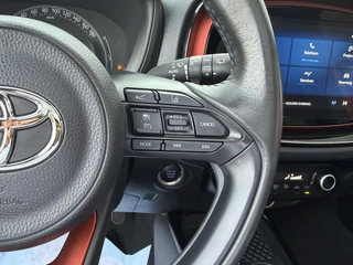 Toyota Aygo X 1.0 VVT-i MT Envy CABRIO KEYLESS PARK-SENSOREN STOELVERWARMING APPLE/ANDROID LM-VELGEN 18" / 13