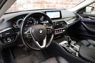BMW 5 Serie Touring 540i xDrive High Executive Automaat  / Harman Kardon / Adaptief Onderstel / Driving Assistant / Achteruitrijcamera / Navigatie Professional / Cruise Control / Sportstoelen / Parking Assistant / Zonnescherm / Climate Control / 18 Inch / Stoelverwarming voor+achter / 11