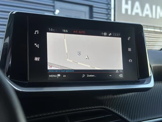 Peugeot 208 1.2 PureTech 100pk Allure | Automaat | Parkeercamera/-sensoren | Navigatie | Cruise Control | Climate Control | Full LED | Apple Carplay/Android Auto | DAB | Lichtmetalen velgen | / 18