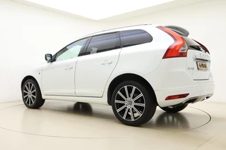 Volvo XC60 2.0 T5 FWD Ocean Race 245pk | Panoramadak | Elektrische stoelen | Verwarmde voorruit | Stoelverwarming | Handsfree kofferklep | Camera | Lederen bekleding | Afneembare trekhaak | 1.600kg trekgewicht | NL auto / 13