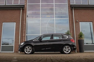 BMW 2-serie Active Tourer 225xe Luxury | Driving Assistant Plus | Panoramadak | Fileassistent | Active Cruise control | Head-up | HiFi audio | Sportstoelen | Rijstrooksensor | Keyless entry / 7