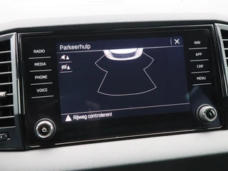 Skoda Karoq 1.5 TSi 150 Pk Automaat Sportline Business | Trekhaak | Stoel/Stuurverwarming | Panorama dak | Matrix LED | Camera | CarPlay | Parkeersensoren | 18 Inch | 50.137 Km !! / 32