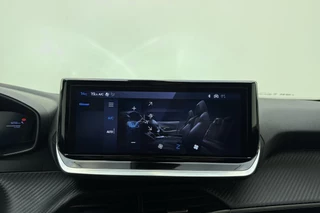 Peugeot 2008 1.2 Hybrid 145 Allure | Climate & Cruise Control | Parkeersensoren voor + achter | AppleCarplay/Android Auto | / 24