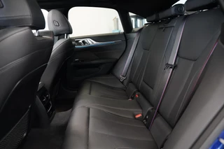BMW 4 Serie Gran Coupé M440i xDrive High Executive  ACC Opendak Wide Screen Head-up H&K Trekhaak Carbon Laser Light Portimao Blue! / 24
