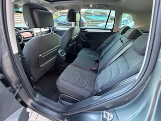Volkswagen Tiguan 1.5 TSI ACT Highline Business R / Pano / 2x Massage / ACC / Trekhaak / Zeer kompleet ! / 34