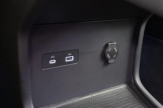 VOYAH Courage Business Edition 80 kWh Head-Up Stoelverwarming Panoramadak / 51