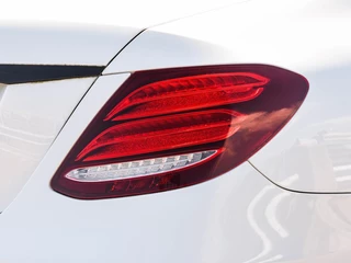 Mercedes-Benz E-klasse 220 d AMG Line Night Edition Panoramadak Widescreen Sfeerverlichting Apple CarPlay Android Auto Camera Stoelverwarming LED / 40