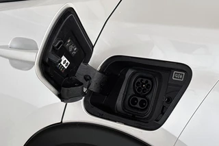 Peugeot e-2008 EV GT 50 kWh Achteruitrijcamera Apple Carplay Dodehoek LED Koplampen / 29