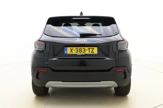 Jeep Avenger Altitude 54 kWh | Adaptive Cruise control | Climate control | Camera | 18" Lichtmetalen velgen | Getint glas | Keyless | Bluetooth | Draadloze telefoonlader / 12