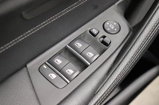 BMW 5 Serie Touring 520i High Executive M Sport Pakket Automaat  / Trekhaak / Navigatie Professional / Achteruitrijcamera / Comfortstoelen / DAB / Apple Carplay / Stoelverwarming / Adaptief Onderstel / Cruise Control / LED / 30