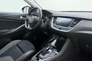 Opel Grandland X 1.6 Turbo Hybrid Business Elegance 225 PK Automaat | Trekhaak | Camera | Keyless | Elektrische achterklep | Climate control | Stoelverwarming | Dakrails / 18