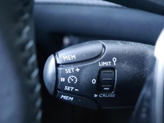Peugeot e-2008 EV Allure 54 kWh | tot 406km WLTP range | SOH 96% | Parkeersensoren voor + achter | Draadloos Apple Carplay/Android Auto | Cruise Control | Privacy Glass / 17