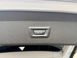 BMW X1 xDrive20i High Executive  | Afn. trekhaak | Pano | LED | Leder | Sportstoelen | Apple/Android | Stoelverwarming / 80