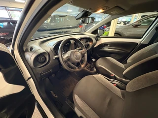 Toyota Aygo X 1.0 VVT-i MT first / apple /stoelverw /cruisec /camera/pdc/clima/boeken / 30