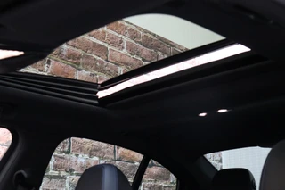 BMW 3 Serie Sedan 330i Executive M Sport Pakket Automaat  / Live Cockpit Professional / Schuif-/kanteldak / Sportstoelen / Achteruitrijcamera / Active Cruise Control met Stop en Go-functie / 19 Inch / Hifi / M Sportremsysteem / Leder / Shadow Line / Neerklapbare Achterbank / Extra Getint Glas / 23
