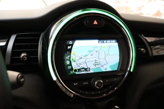 MINI Cooper S Cabrio Chili Automaat  / Navigatiesysteem / Leder / Climate Control / Harman Kardon / Parkeersensoren / LED / Sportstoelen / Windscherm / Cruise Control / 17 Inch / Lichtpakket / Bluetooth / 24