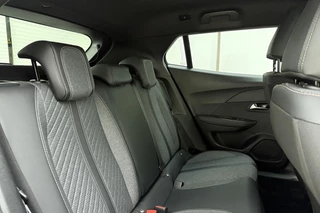 Peugeot e-2008 EV Allure Avantage 54 kWh | Navigatie | Achteruitrijcamera | Adapt. Cruise control | Parkeersensor | Apple Carplay/Android Auto | Lichtmetalen velgen / 16