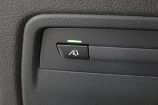 BMW 3 Serie Touring 330i High Executive M Sport Pakket Automaat  / Navigatie Professional / Panoramadak / Leder  / Trekhaak / Parkeersensoren voor+achter / Comfort Acces / Head-Up Display / Stoelverwarming / Achteruitrijcamera / Hifi / 19 Inch / Chrome Line / 28
