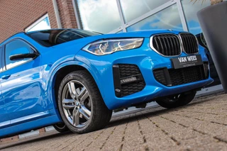 BMW X1 xDrive25e High Executive M sport | 1e eigenaar | Dealer onderhouden | Panoramadak | Apple Carplay | Camera | LED adaptief | Head-up | Stoelverwarming | Cruise control / 43
