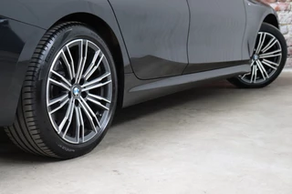 BMW 3 Serie Touring 320i High Executive M Sport Pakket Automaat  / Live Cockpit Professional / Leder / Achteruitrijcamera / DAB / Stoelverwarming / Hifi / Ambiance Verlichting / 18 Inch / LED / Chrome Line / Parkeersensoren voor+achter / Climate Control / 7