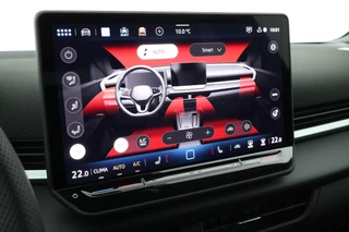 Volkswagen T-Roc 1.5 eTsi 150pk DSG R-Line First Edition Trekhaak Camera Keyless Stoelverwarming Virtual Cockpit Carplay / 34