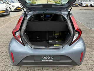 Toyota Aygo X HYBRID 115 PLAY NIEUW & DIRECT LEVERBAAR!!! APPLE/ANDROID CLIMA AD-CRUISE CAMERA 17" LM-VELGEN / 15