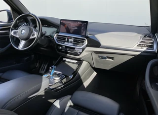 BMW iX3 M Sport High Executive 80 kWh | 1e eigenaar | dealer onderhouden | panoramadak | leder interieur | SOH accu 99.5% / 18