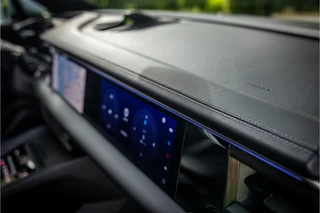 Porsche Macan 4 100 kWh  Pano Luchtvering Sport Chrono Matrix Passenger Display / 15