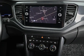 Volkswagen T-Roc 1.5 TSI 150pk DSG Sport Trekhaak Stoelverwarming Camera Keyless Navigatie / 14