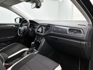 Volkswagen T-Roc 1.5 TSI Sport | Trekhaak | Camera | CarPlay | Stoel-/Stuuverwarming | Adaptive Cruise | / 11