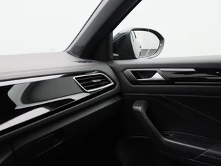 Volkswagen T-Roc 1.5 TSi 150 Pk Automaat R-Line Business | Trekhaak | Stoelverwarming | Camera | Adaptive Cruise | Carplay | Navigatie | 17 Inch | 20.604 Km !! / 34
