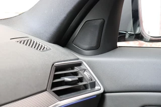 BMW 3 Serie Sedan 330i High Executive M Sport Pakket Automaat  / Live Cockpit Professional / Schuif-/kanteldak / M Sportremsysteem / Leder / Shadow Line / 19 Inch / Extra Getint Glas / Stoelverwarming / Climate Control / Parkeersensoren voor+achter / Stuurwiel Verwambaar / Hifi / 38