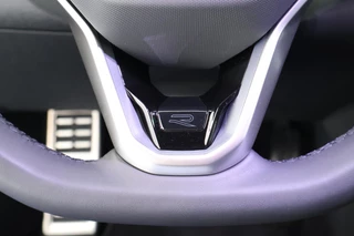 Volkswagen T-Roc 1.5 eTsi 150pk DSG R-Line First Edition Trekhaak Camera Keyless Stoelverwarming Virtual Cockpit Carplay / 18