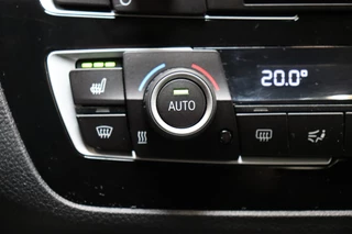 BMW 1 Series 118i Executive Sport Line Automaat 5 deurs / Navigatie Professional / LED / Trekhaak / Climate Control / 17 Inch / Bluetooth / Sportstoelen / Parkeersensoren / Lichtpakket / Cruise Control / Stoelverwarming / Neerklapbare Achterbank / 31